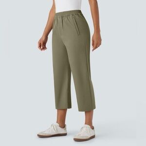 White House Black Market Sage Cropped Pants🌷💎